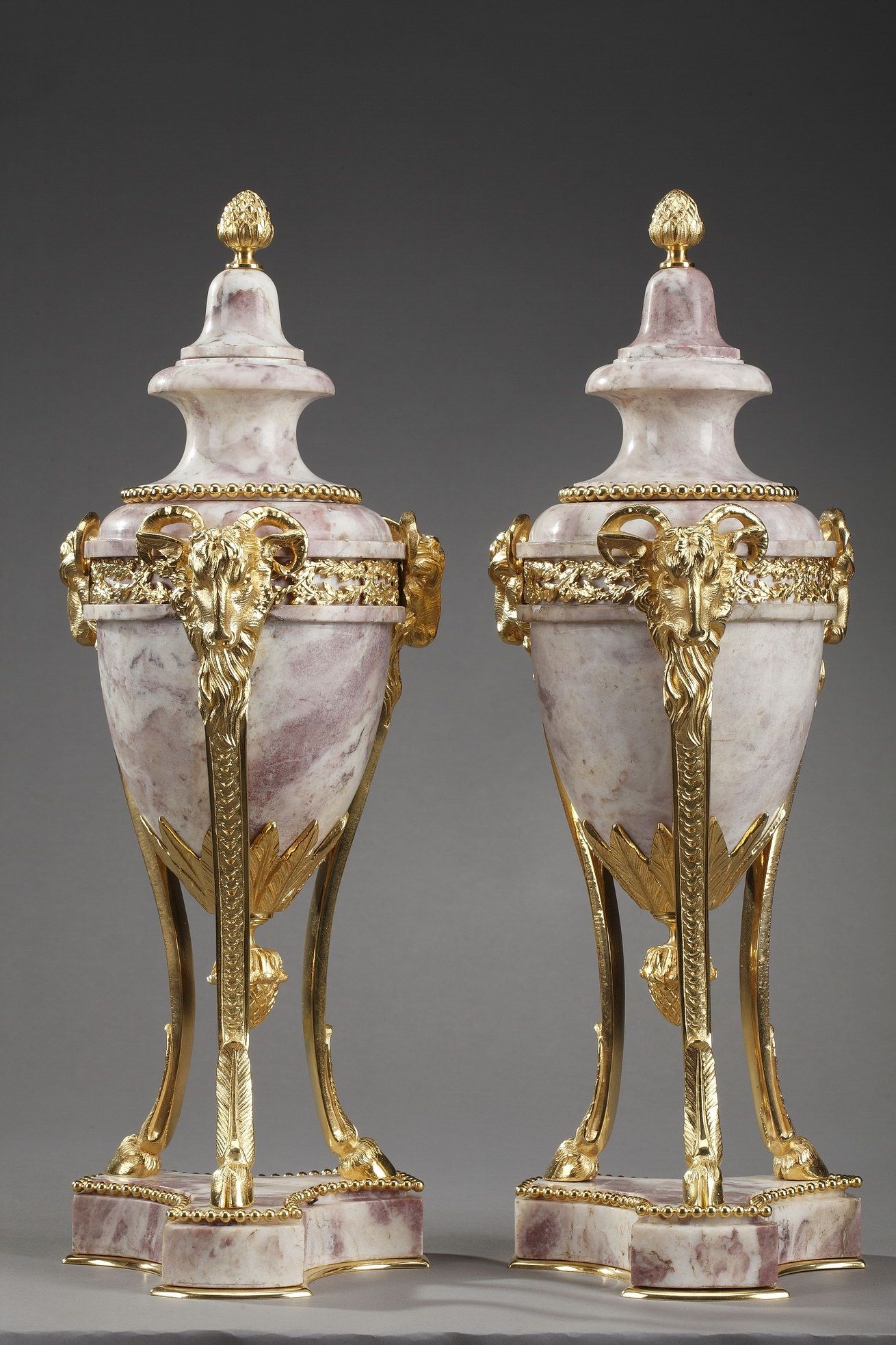 GRANDE PAIRE DE CASSOLETTES EN MARBRE DE STYLE LOUIS XVI 