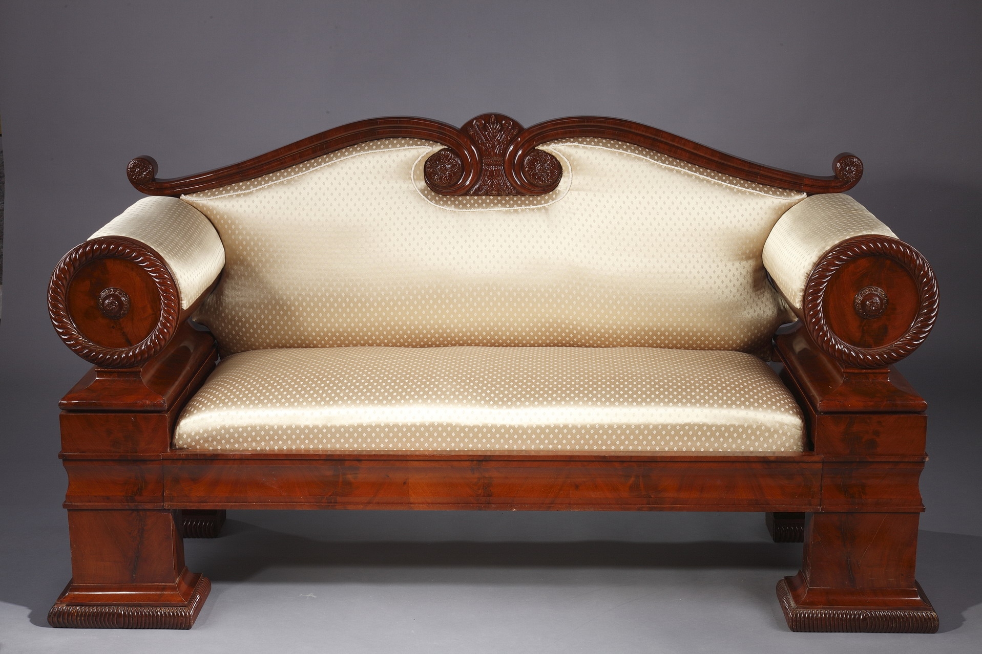 Canapé en acajou massif, tapissé de soie moirée, XIXe