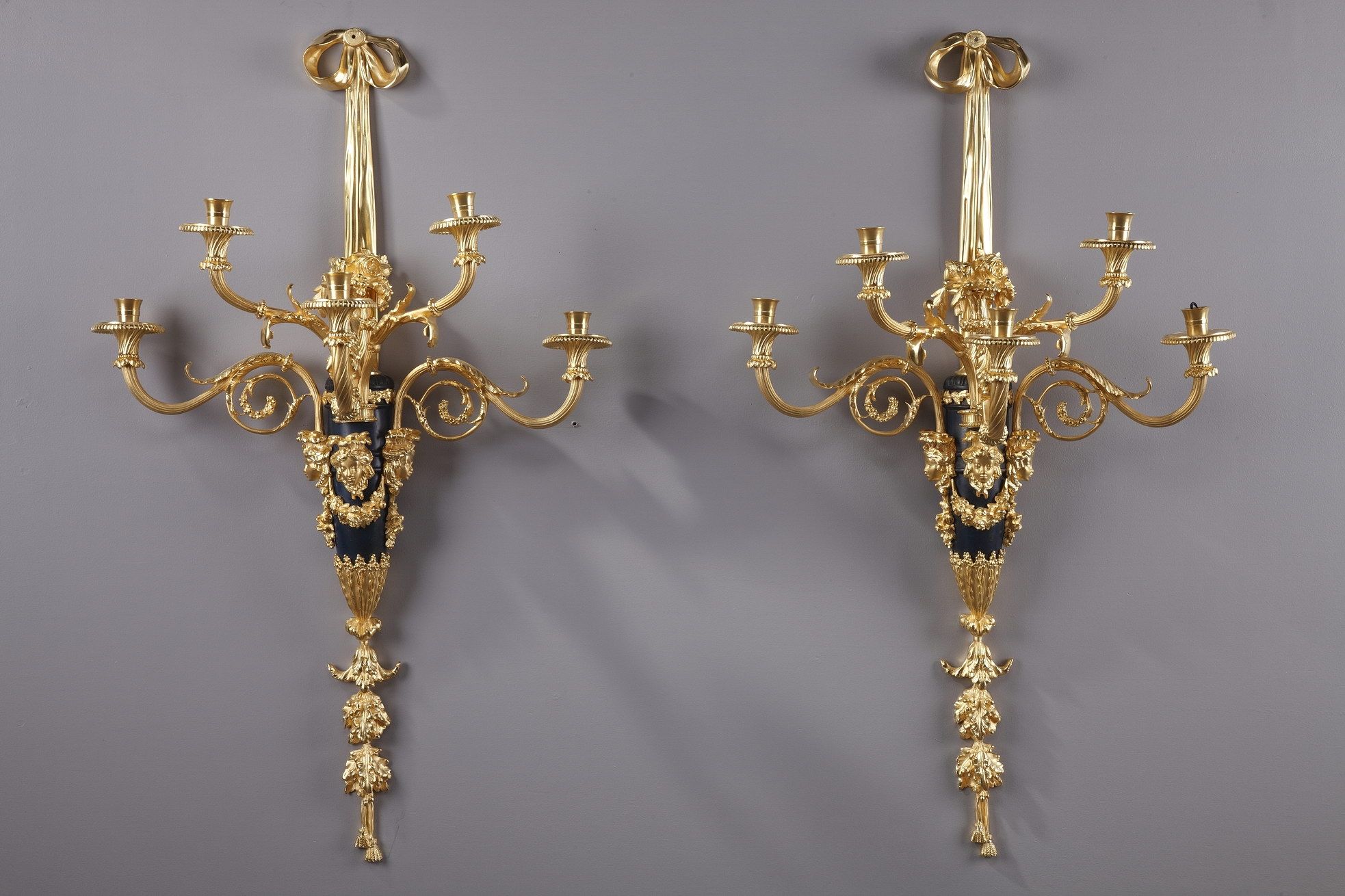 MONUMENTALE PAIRE D'APPLIQUES DE STYLE LOUIS XVI D'APRES THOMIRE 